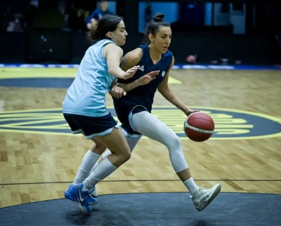 Nicole Tapari entrena con la selección de básquet de proyección