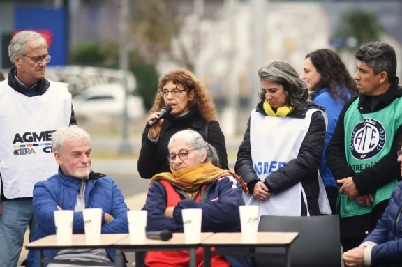 Mientras se debate la Reforma, los gremios mantienen en acampe frente a la Casa Gris