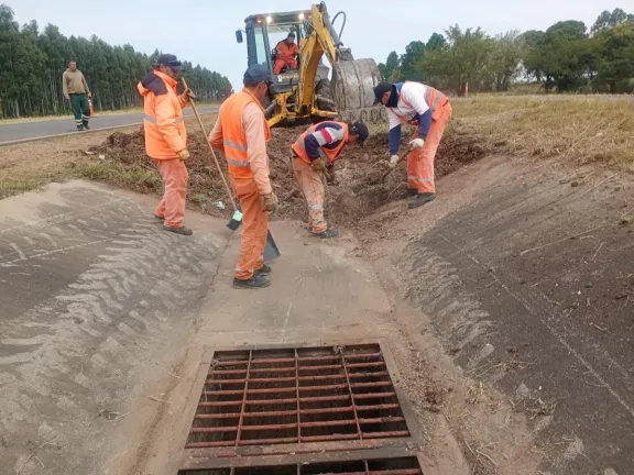 Concretaron trabajos de recuperación y mantenimiento de desagües en la autopista