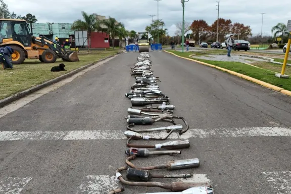 Se destruyó más de 220 caños de escape de motos ilegales confiscadas por Tránsito