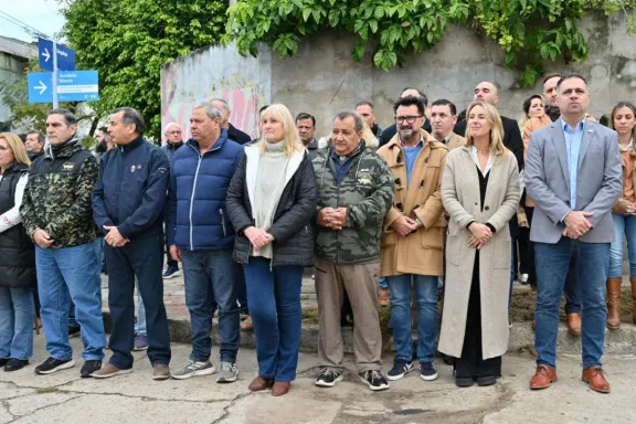 Homenaje a Carlos Mosto: renovaron la señalética en la calle que lleva su nombre