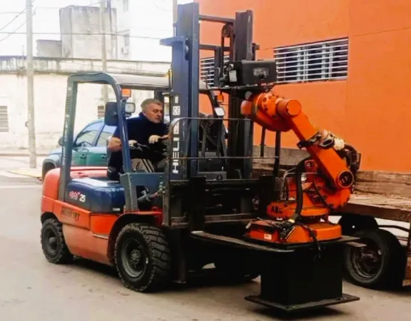 La Técnica N° 2 incorporó su primer robot soldador para enseñar su manejo a estudiantes