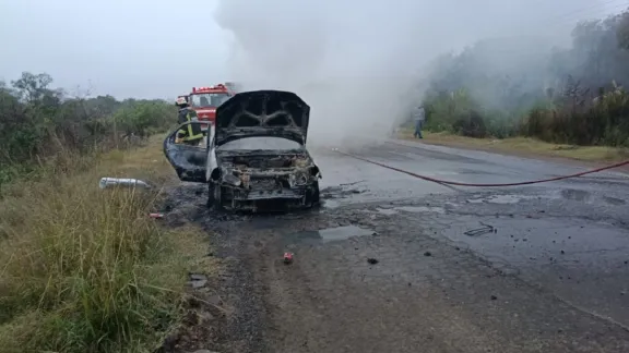 Ceibas: Un auto impactó contra un bache y luego se incendió