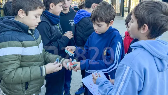 Fiebre por las figuritas: el Mercado Munilla se llenó de intercambios en familia