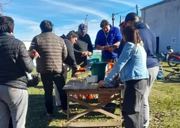 Trabajadores de Granja Tres Arroyos realizaron una olla popular y convocan a movilizarse este martes
