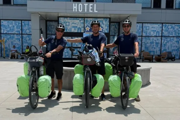 "Kansas está revolucionada": la emoción de los ciclistas de Gualeguaychú que llegaron al Mundial en bicicleta