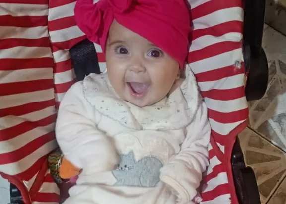 Emma cumple cinco meses luchando por su vida y su familia pide ayuda para permanecer unida en Buenos Aires