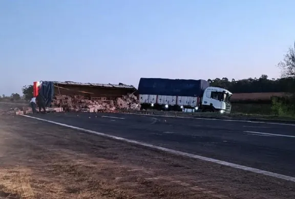 Restablecen el tránsito en la ruta 12 por el vuelco de un camión