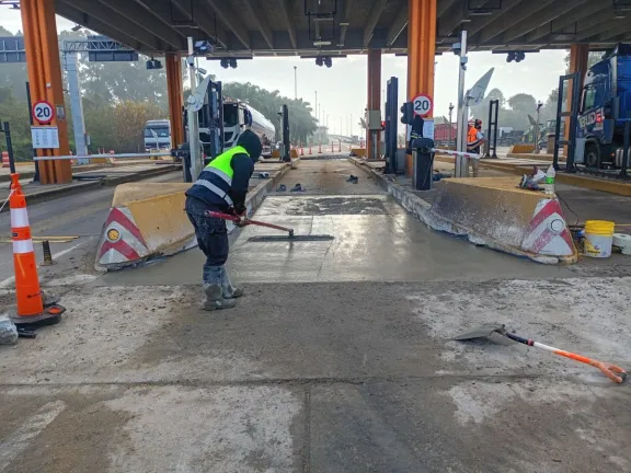 Reparan las losas en la estación de peaje Zárate