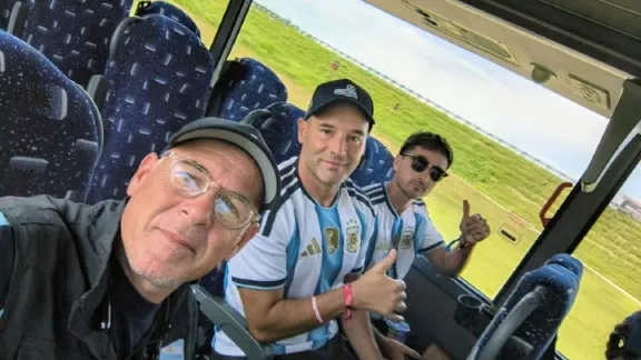 Tres gualeguaychuenses dentro del estadio: los bici viajeros viven el debut de la Selección en Kansas City