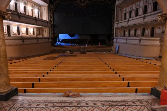 Colocan las vigas de madera que sostendrán el piso del Teatro Gualeguaychú
