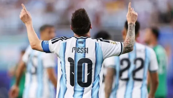 Messi hizo historia con un hat-trick y Argentina goleó 3-0 a Argelia en su debut mundialista