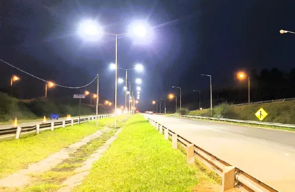 Mejoran la iluminación del corredor de la ruta 14 en puntos estratégico