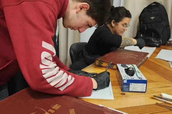 Estudiantes del Instituto Superior de Arte conservan documentos históricos del exFrigorífico