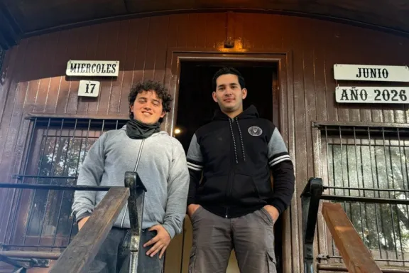 Alumnos de la E.E.T. 2 restauran el histórico Coche Reservado del Museo Ferroviario