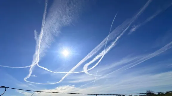 Aviones volando en círculos sobre Gualeguaychú: qué son las estelas que aparecieron en el cielo