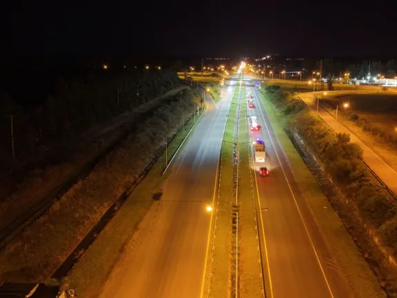 Reacondicionan luminarias de altura en la autopista Mesopotámica