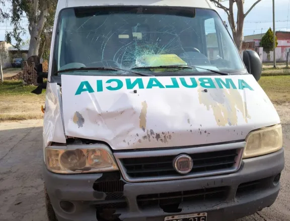 Tremendo accidente en Ibicuy: una ambulancia quedó destrozada tras chocar con un caballo