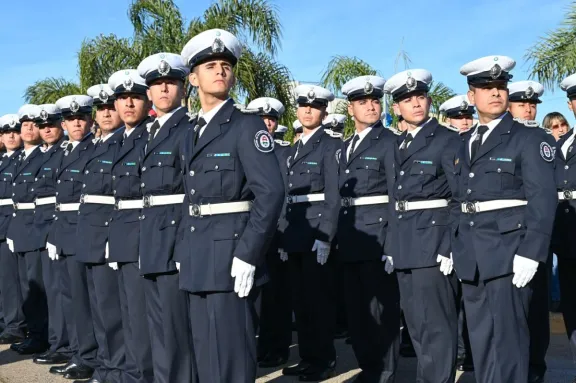 Más de 380 cadetes y aspirantes de la Policía y el Servicio Penitenciario juraron fidelidad a la Bandera Argentina