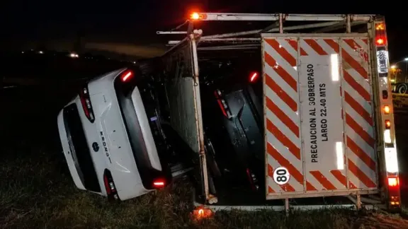 Volcó un camión cargado con autos cero kilómetros en Ceibas