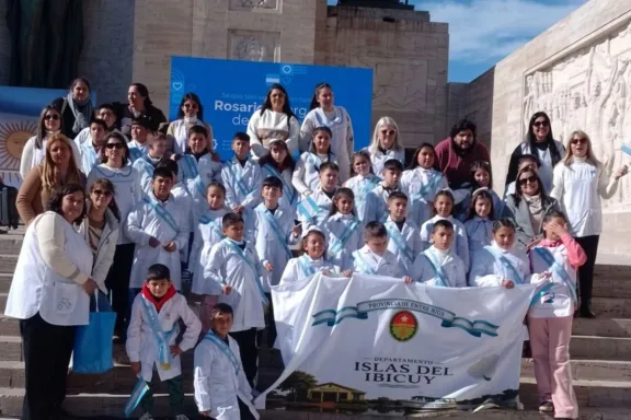 Estudiantes de Islas del Ibicuy prometieron lealtad a la Bandera en Rosario