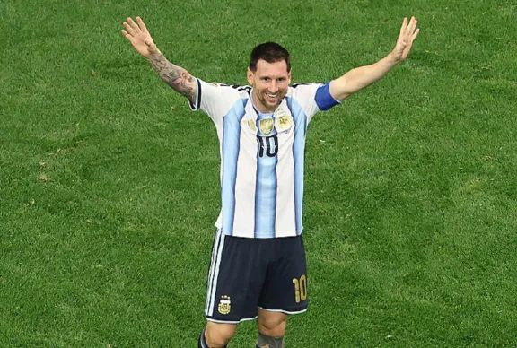 A 40 años de Diego barriendo a los ingleses, el mundo se rinde a los pies de Messi