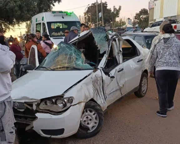Locura al volante: manejaba ebrio una retroexcavadora y choco al cinco vehículos