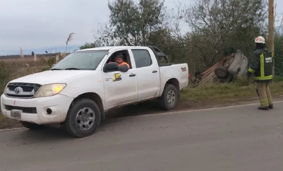 Ruta 12: un conductor terminó contra un árbol al perder el control del auto