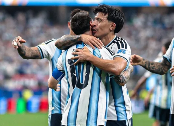 Lisandro Martínez lanzó una frase sobre Messi que resume todo: Está solo en la cima