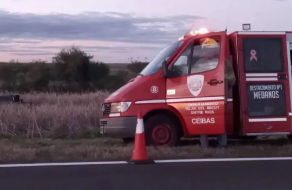 Perdió el control de su camioneta y terminó en un bañado al costado de la ruta