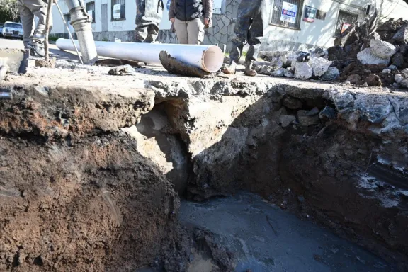 Obras Sanitarias interviene en Primera Junta y San Juan para eliminar malos olores