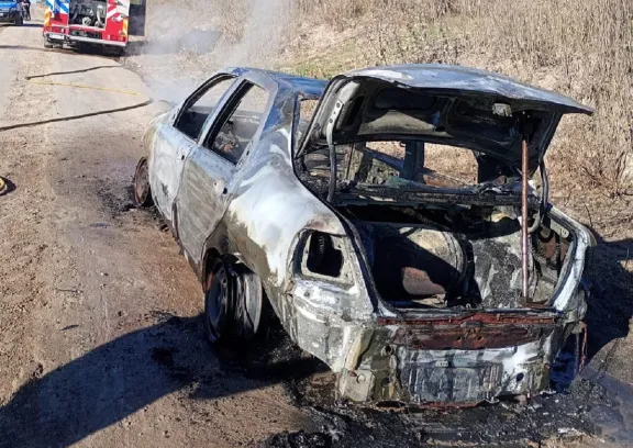 Las llamas consumieron un auto en la zona noroeste de la ciudad