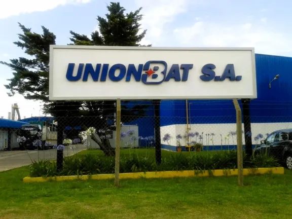 Acampe en la planta de Unión Bat tras el despido masivo de 100 trabajadores
