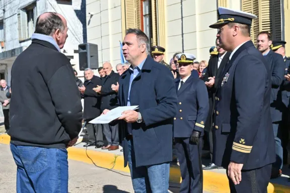 A su retorno de Israel, Davico asistió al acto de Prefectura
