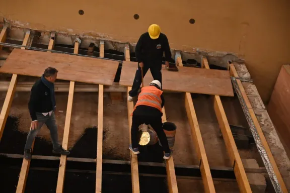 La reconstrucción del piso del Teatro está en su etapa final