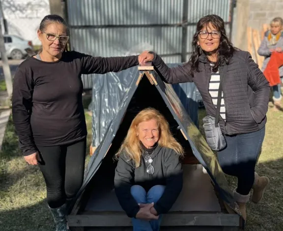 Más de 100 personas construyeron 15 cuchas para perros callejeros en Concepción del Uruguay