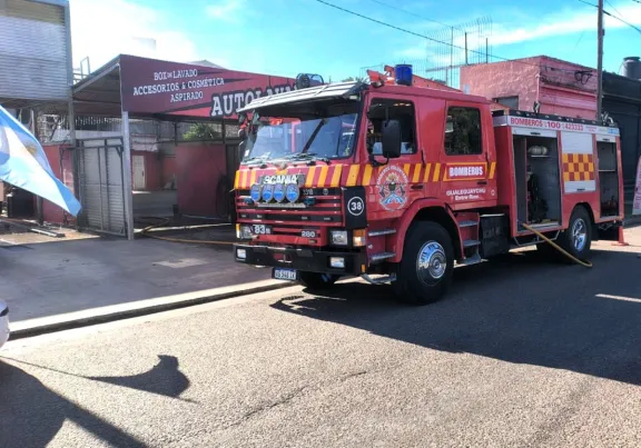 Bomberos combatieron dos incendios casi en simultáneo dentro de un lavadero y una vivienda