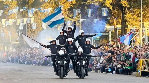 La "Brigada Blanca" de la Policía Federal deslumbró en el desfile patrio en la Costanera
