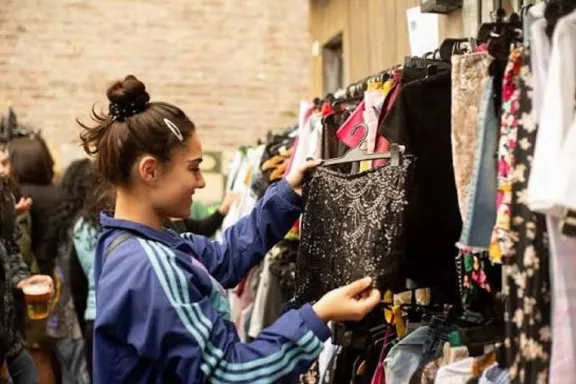 Feria Mundialista de Cáritas San Juan Bautista: ropa, calzado y artículos del hogar con una propuesta solidaria