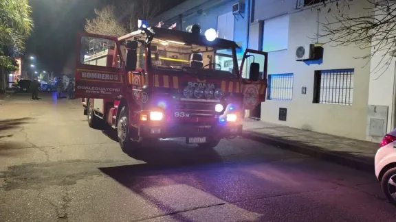 Bomberos extinguieron un incendio en la cocina de una vivienda en calle Moreno