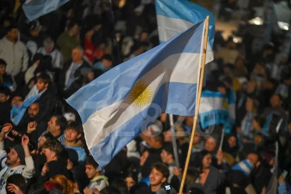 Con la camiseta puesta: banderazo en los Obeliscos antes de Argentina-Inglaterra