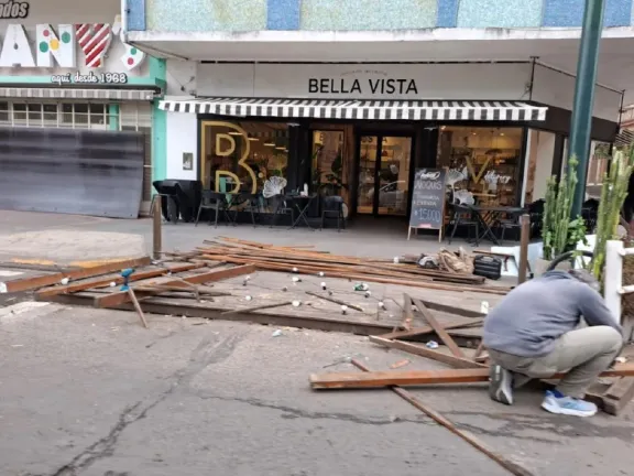 Sin heridos: reparan el deck que colapsó en Plaza Ramírez de Concepción tras la clasificación de la Selección