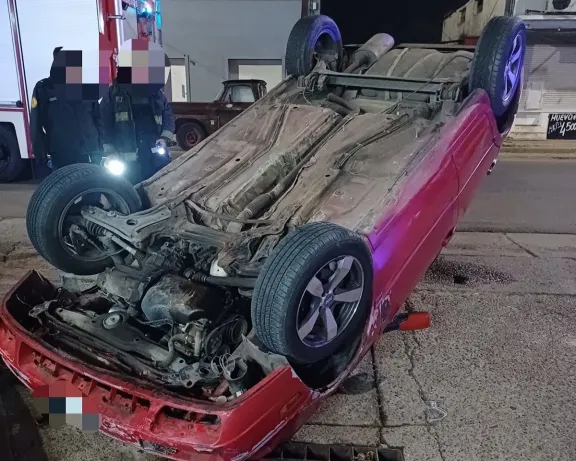 Dos personas lesionadas tras un choque y vuelco en Primera Junta y Libertad