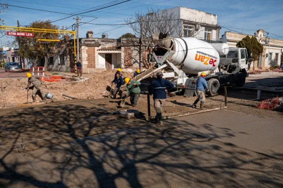Reemplazan cañerías y colocan hormigon sobre Del Valle y Constitución