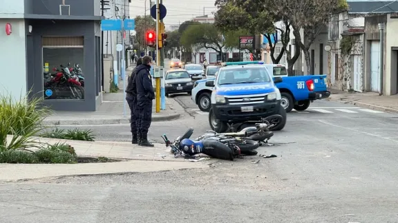 Un fuerte choque entre dos motos dejó a dos jóvenes heridos en la zona de Urquiza y Sarmiento