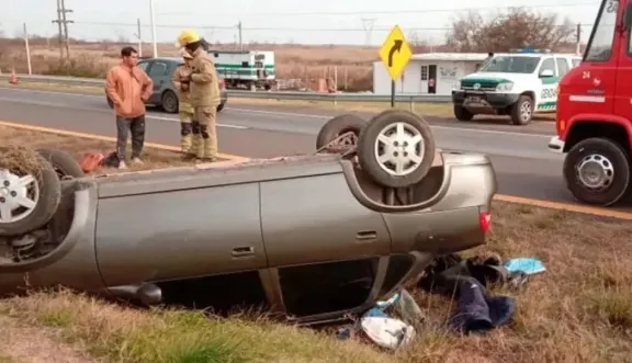 Una familia de San José volcó su auto cuando regresaba del fin de semana largo por la Ruta 12