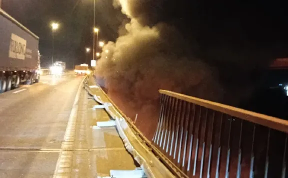 Un camión cayó del puente Urquiza y el tránsito estuvo cortado en el complejo Zárate-Brazo Largo