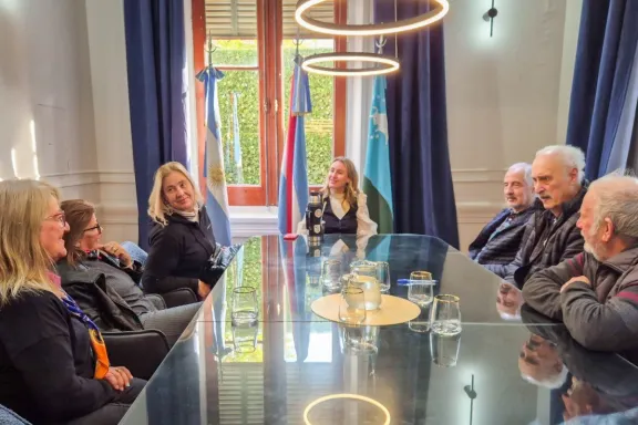 La viceintendenta Carrazza recibió a la nueva comisión del Club de los Abuelos