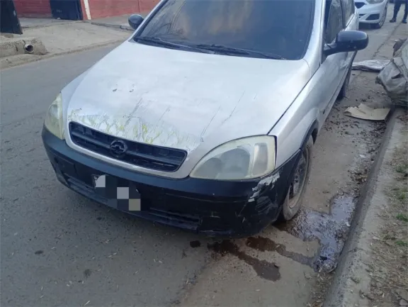 Escapó de un control policial, atravesó un vallado municipal y huyó