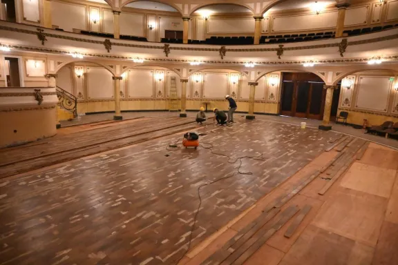 En el Teatro Gualeguaychú avanza la colocación del piso de pinotea